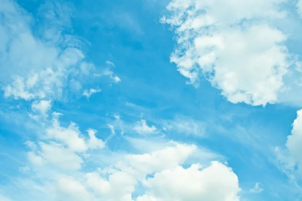 蓝多云的天空 — 图库照片#