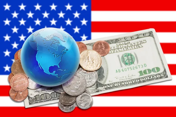 Moeda mundial - globo com dinheiro sobre bandeira dos EUA — Fotografia de Stock