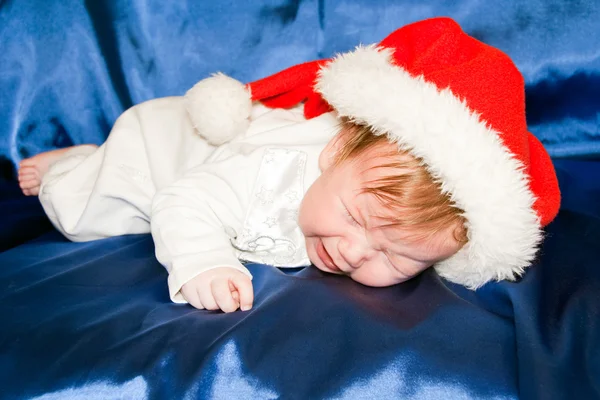 Baby het dragen van een rode en witte kerst KERSTMUTS — Stockfoto