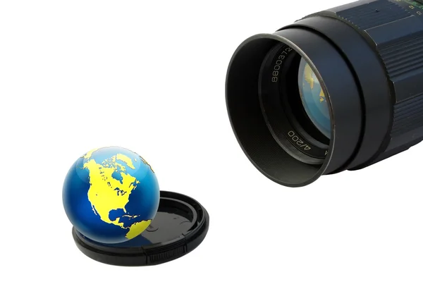 Objektiv und Globus auf Linsenbecher — Stockfoto