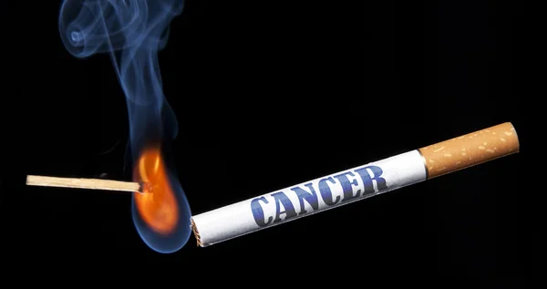 Närbild belysning cigarett — Stockfoto