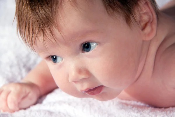 Pequeño bebé tratar de levantar la cabeza — Foto de Stock