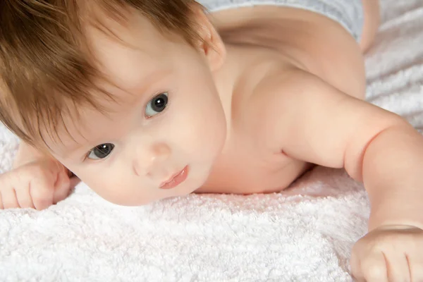 Bebek yaklaşık iki ay deneyin kafasını — Stok fotoğraf