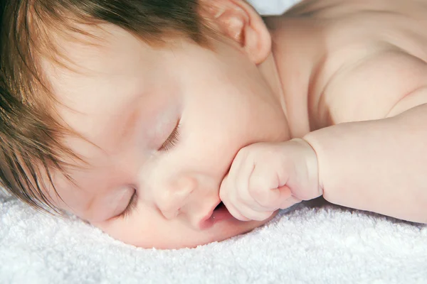 Bambino di circa due mesi su asciugamano bianco — Foto Stock