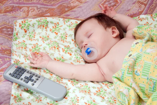Spädbarn cirka två månader sover på blöja — Stockfoto