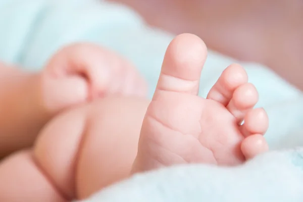 Baby's voet op deken — Stockfoto