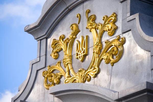 Nationales Emblem der Ukraine auf dem Unabhängigkeitsdenkmal — Stockfoto