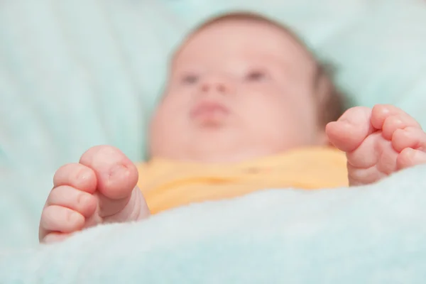 Babyschlaf mit Füßen im Vordergrund — Stockfoto