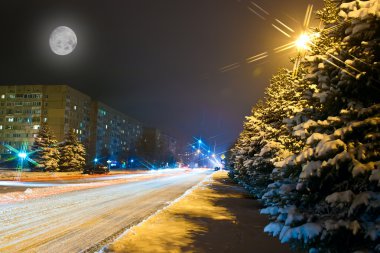 küçük kasabasında gece karlı yol