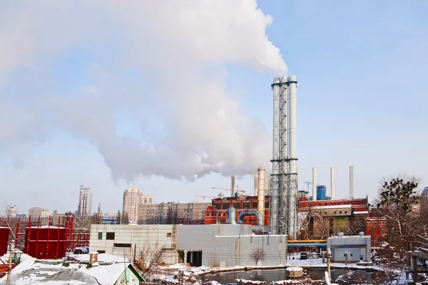 Fumaça de planta industrial no centro da cidade grande — Fotografia de Stock