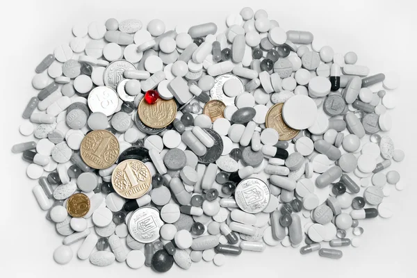 Un montón de pastillas y dinero ucraniano — Foto de Stock