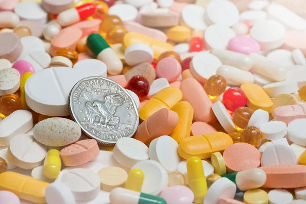 Mnoho pilulek a usa jeden dolar mince — Stock fotografie