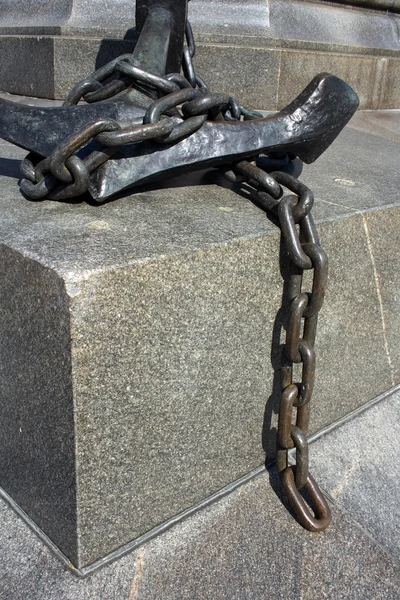 Kotvou a řetězem na pomníku — Stock fotografie