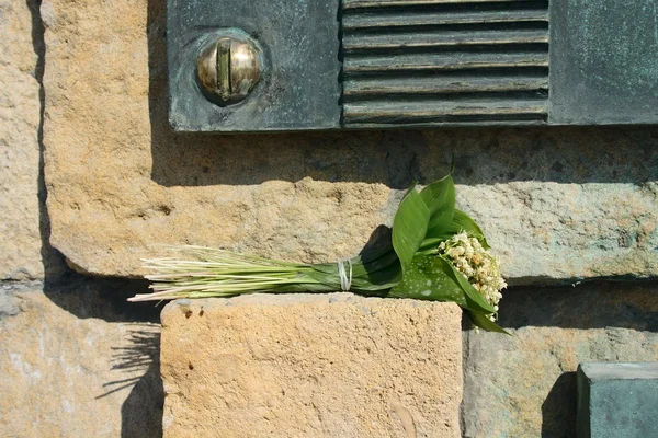 Flowers on monument — Stock Photo, Image
