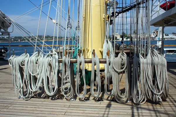Seil und Mast auf der Yacht — Stockfoto