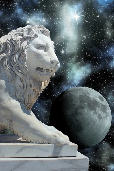Lion statue and planet in open cosmos — Stock Photo, Image