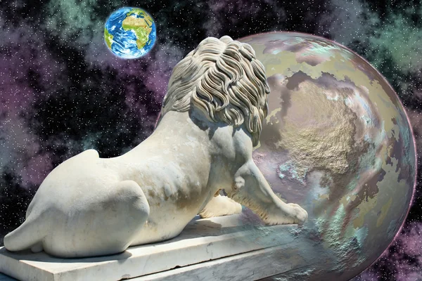 Estátua de leão olhando para a terra — Fotografia de Stock