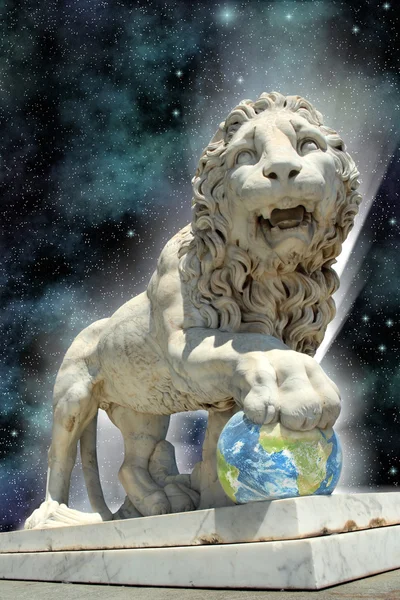 Estátua de leão com terra — Fotografia de Stock