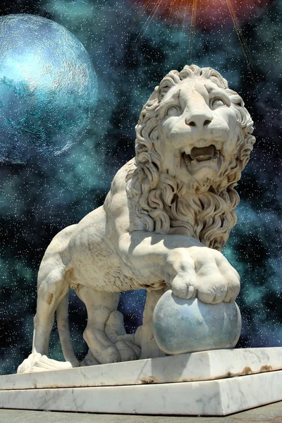Статуя льва с голубой планетой — стоковое фото