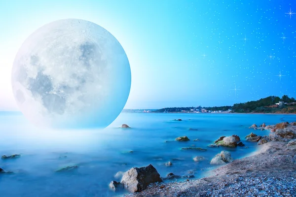 Abstrakta landskap med månen på havet kostnad — Stockfoto