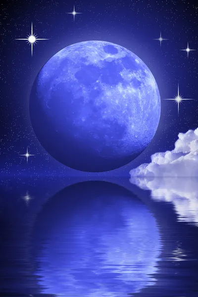 Streszczenie tajemniczy księżyc, a niektóre gwiazdy chmury nad wodą — Zdjęcie stockowe