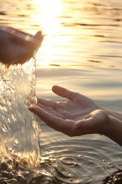 Mulher mãos dando água — Fotografia de Stock