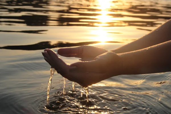 Vrouw handen geven water — Stockfoto