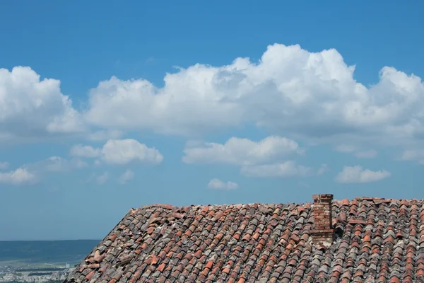 Ancien toit sous un ciel nuageux — Photo