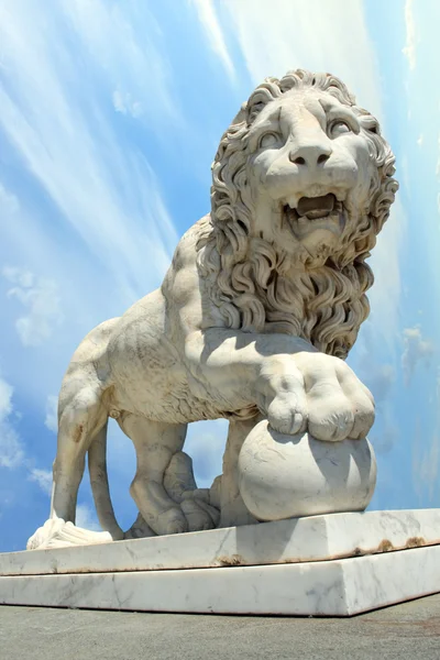 Statue de lion avec boule — Photo