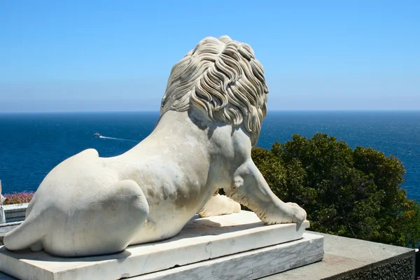 Lion statue looking at sea — Stock Photo, Image