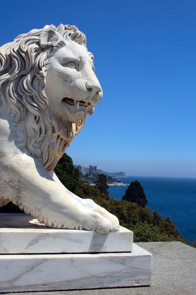 Löwenstatue mit Blick aufs Meer — Stockfoto