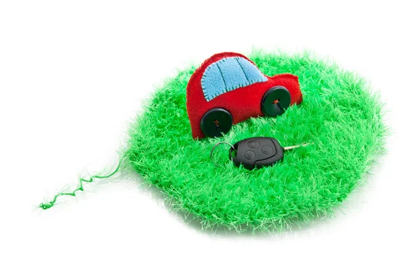在绿色草地上的生态清洁概念车 — 图库照片