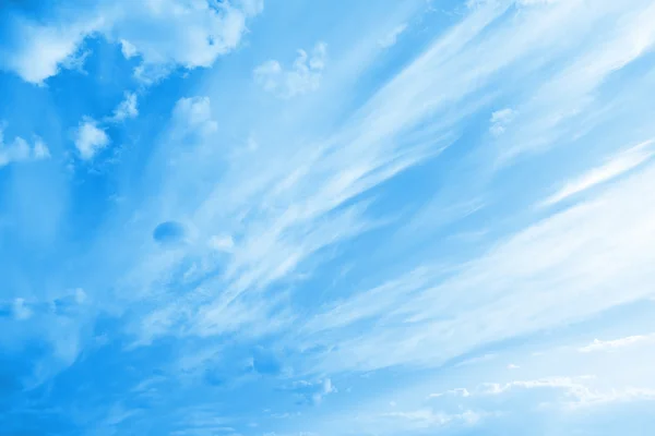 Blauwe bewolkte hemel — Stockfoto