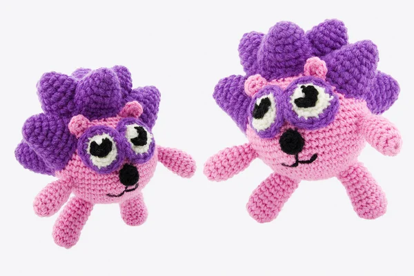 Two crochet hedgehogs. — Stock Photo, Image