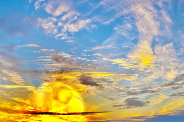 Krásné barevné východ slunce s zlatý fotbal bal. — Stock fotografie