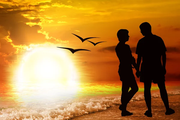 Young romantic pair on sea shore. — Stock Photo, Image