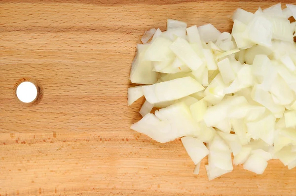 Posiekaną cebulę na desce — Zdjęcie stockowe
