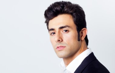 Siyah takım elbiseli genç yakışıklı adam.