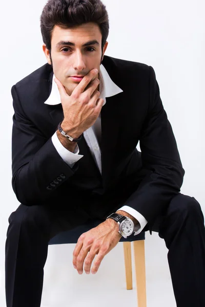 Jung hübsch mann im schwarzen anzug — Stockfoto