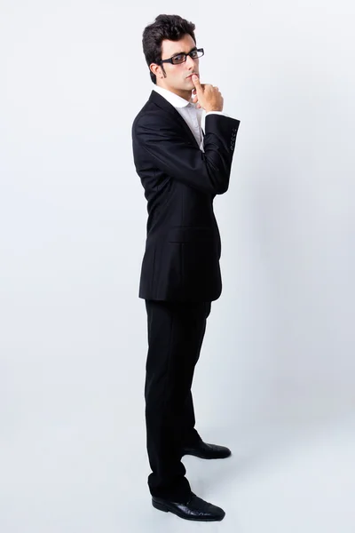 Homme d'affaires expressif en costume noir et lunettes — Photo