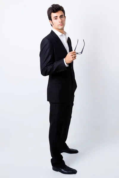 Экспрессивный бизнесмен в черном костюме и очках — стоковое фото