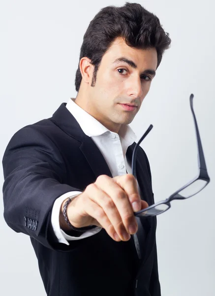 Εκφραστική επιχειρηματία σε μαύρο κοστούμι και γυαλιά — Φωτογραφία Αρχείου