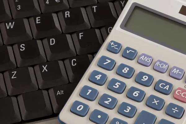 Калькулятор и ноутбук — стоковое фото