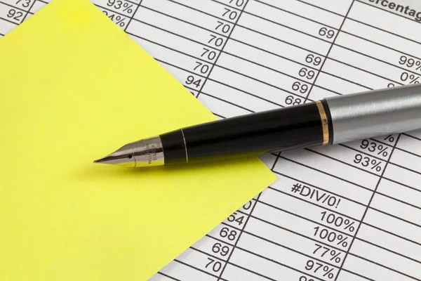 Fountain Pen,Post-It and Spreadsheet — Stock Photo, Image