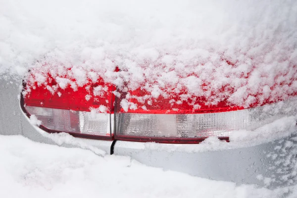 Auto zadní světla ve sněhu — Stock fotografie