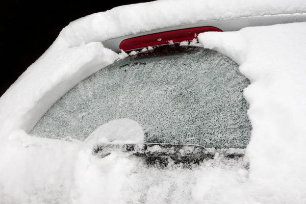 Nieve cubierto coche — Foto de Stock