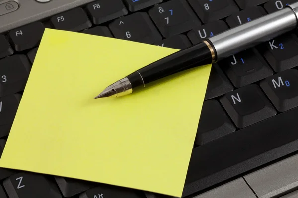 Długopis i wysłać pocztą ono u pewien laptop — Zdjęcie stockowe