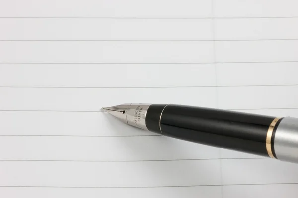 Перьевая ручка и блокнот — стоковое фото