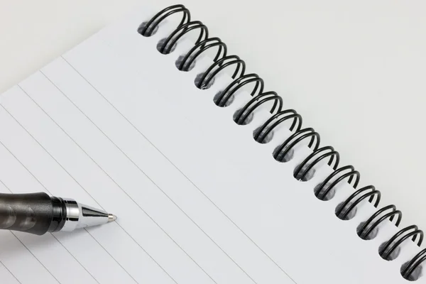 Penna på en spiral notebook — Stockfoto