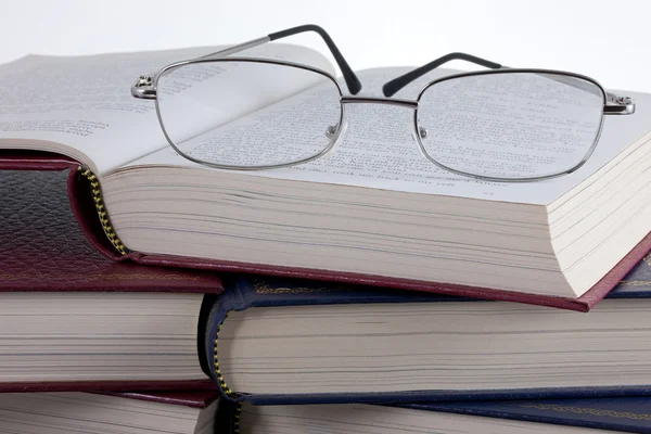 A régi könyvek szemüveg — Stock Fotó